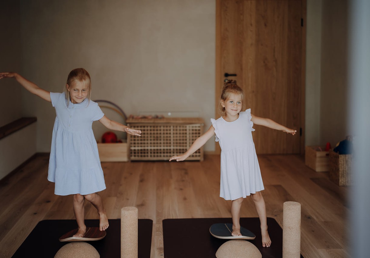Bewegung mit Spaß – zwei Kinder balancieren auf Balance Boards im Hotel Dorfer