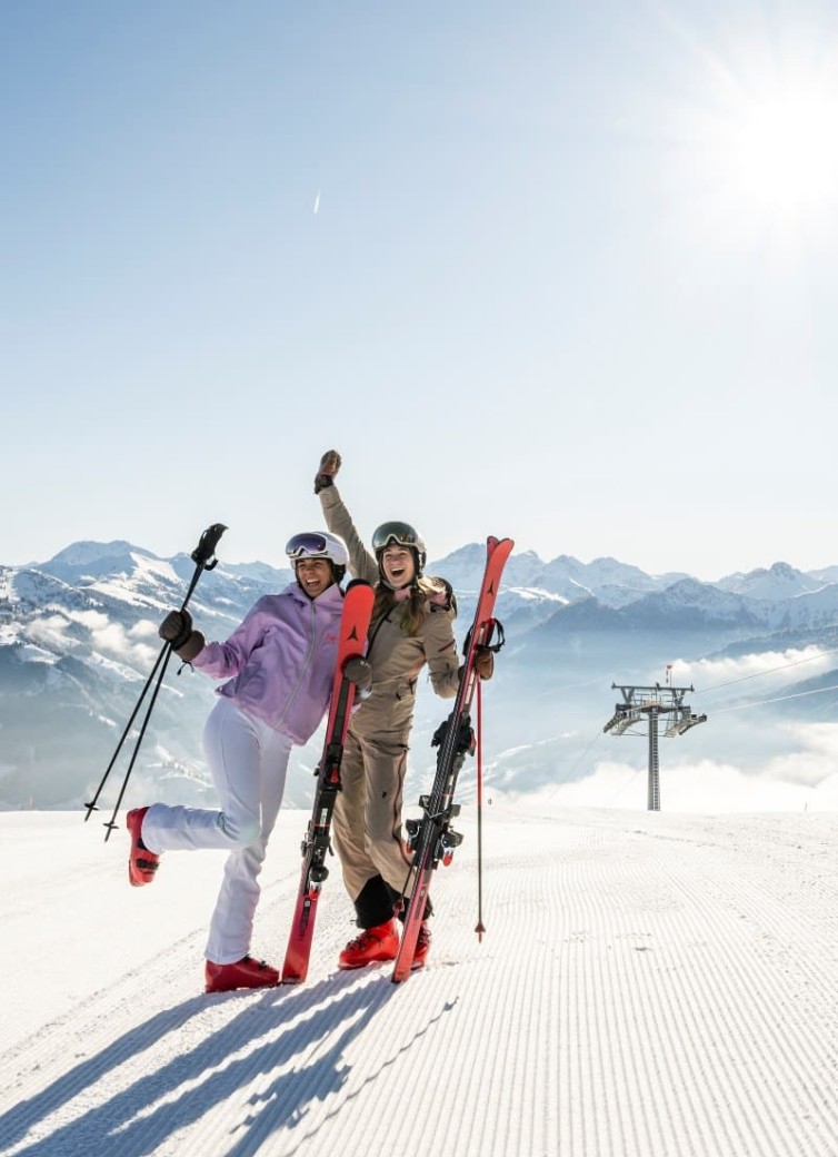 zwei Skifahrer:innen auf der Piste in Großarl, Ski amadé © TVB Großarltal/Lorenz Masser