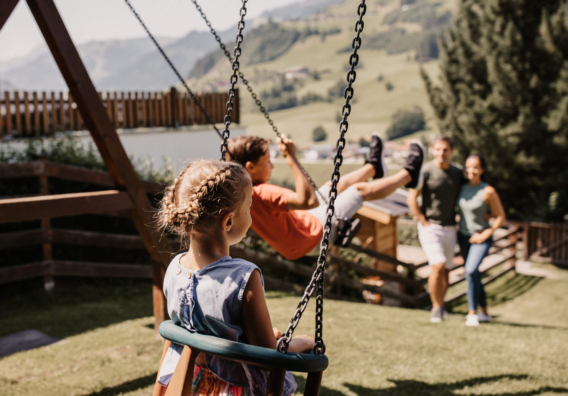Kinder spielen am Spielplatz im Familienurlaub im Hotel Dorfer