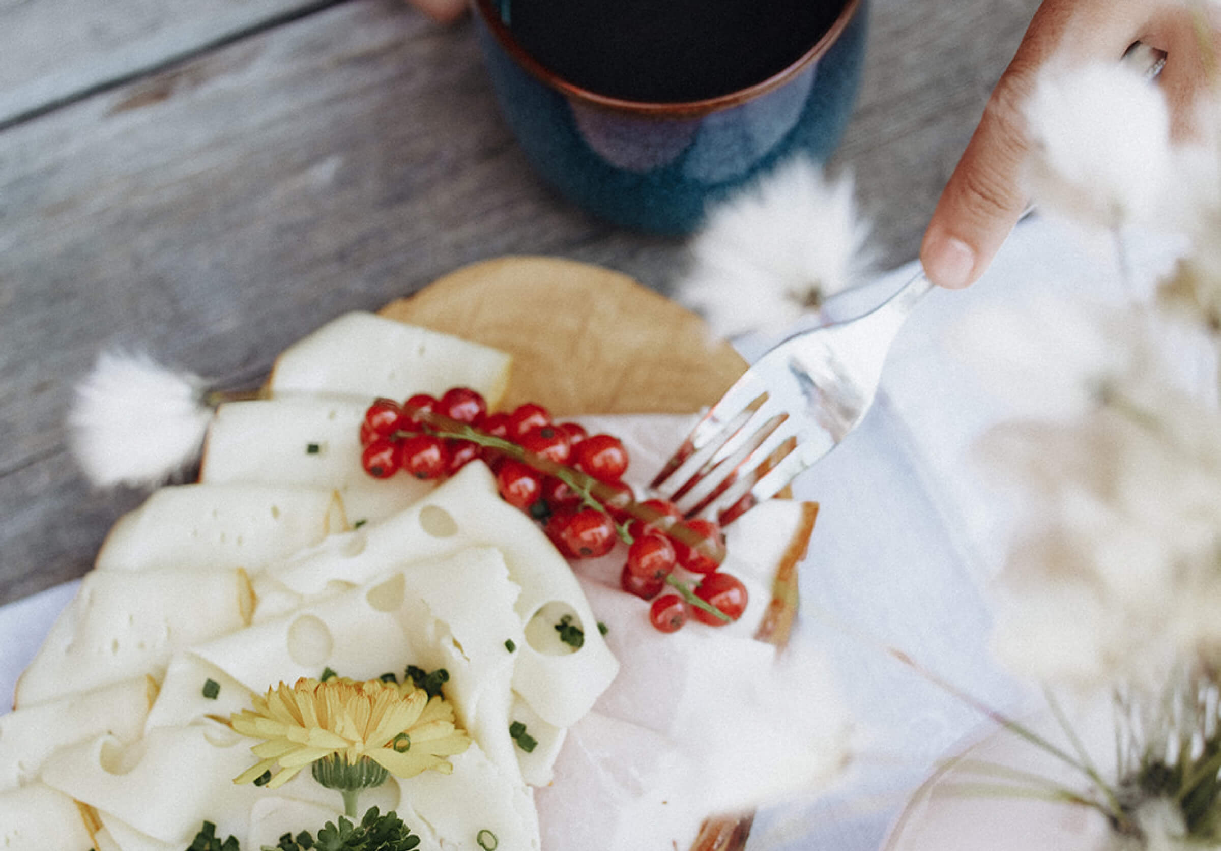 Zugreifen bei der Jause im Genussurlaub im Hotel Dorfer