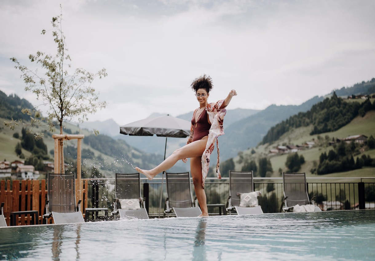 Sommerfrische am Pool mit Bergblick im Hotel Dorfer